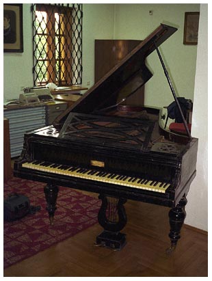 fortepian Pleyel, ok. 1860, stan przed rekonstrukcja, wlasnosc Muzeum Okregowe w Krosnie